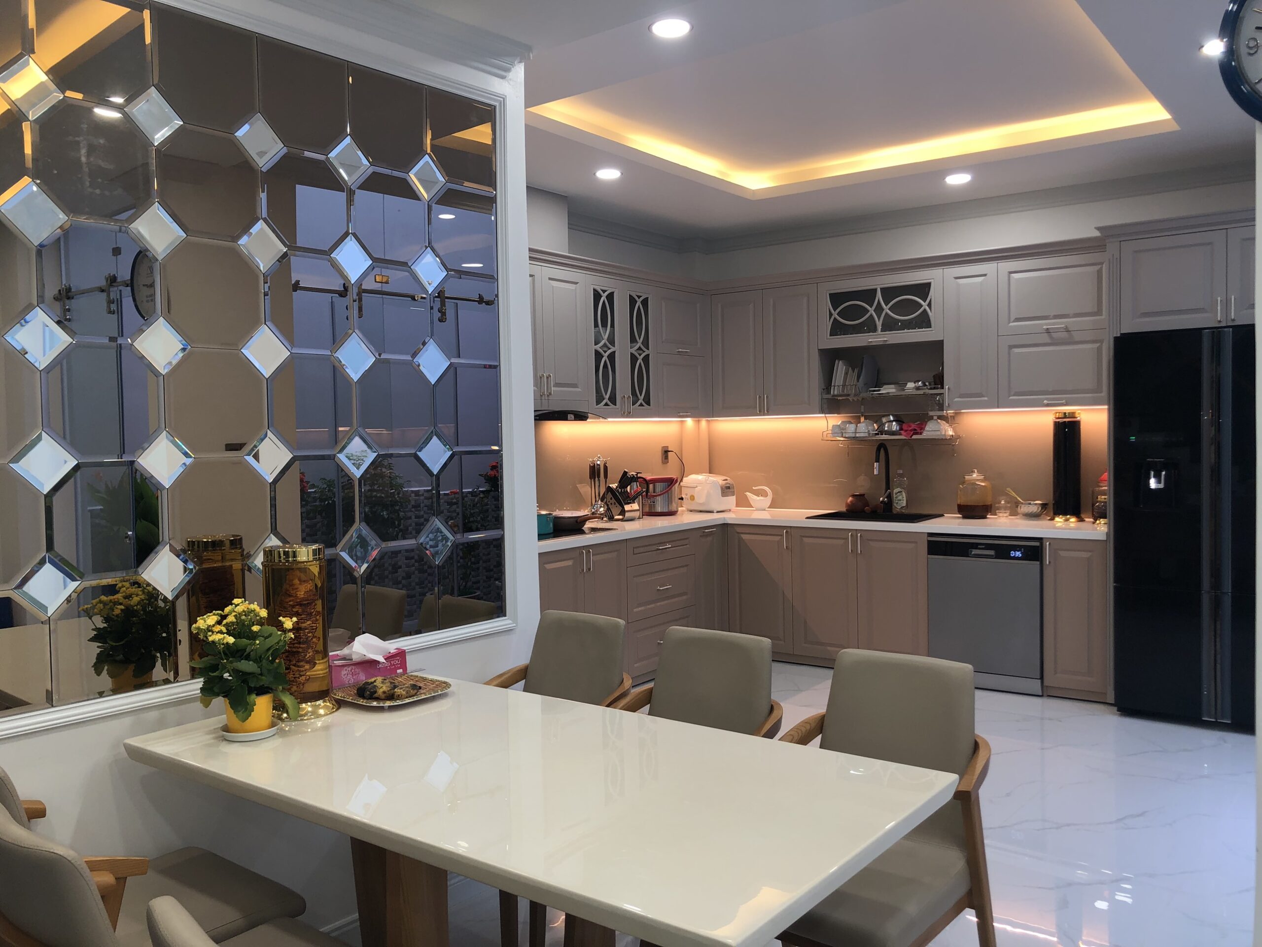 Bàn ăn hình chữ nhật nhỏ gọn cho phòng bếp 