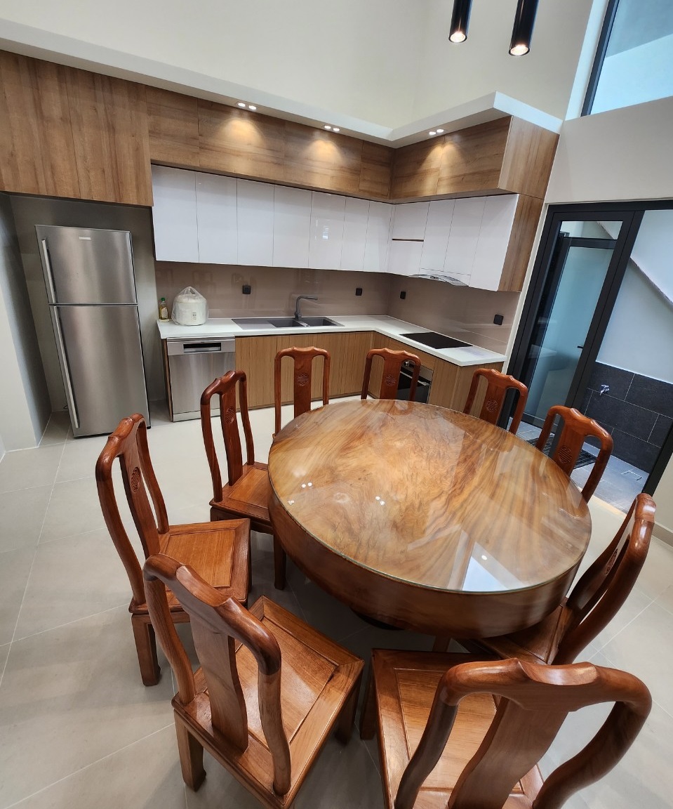 Bàn ăn gỗ hình tròn đẹp sang trọng cho phòng bếp