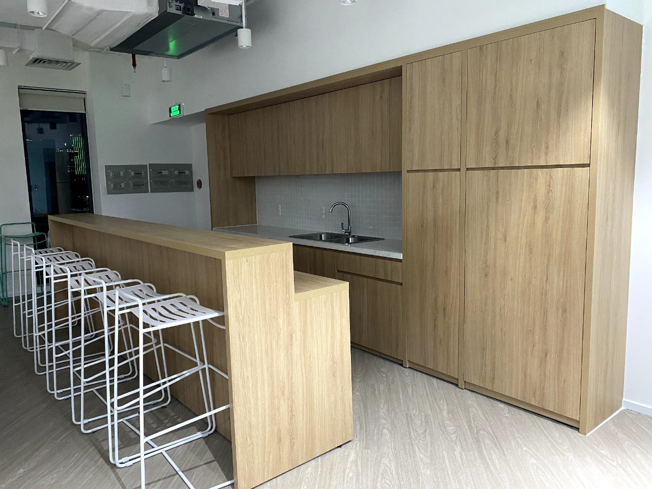 Thi công khu vực tủ bếp văn phòng