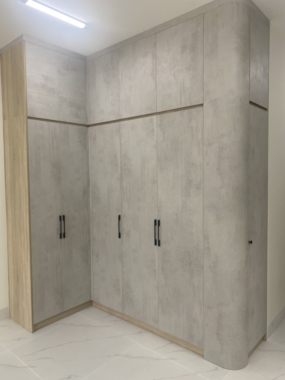 Tủ áo lầu 1 trước