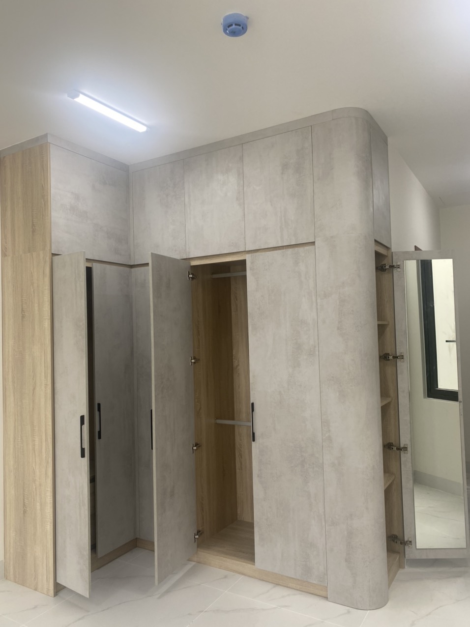 Tủ áo lầu 2 trước