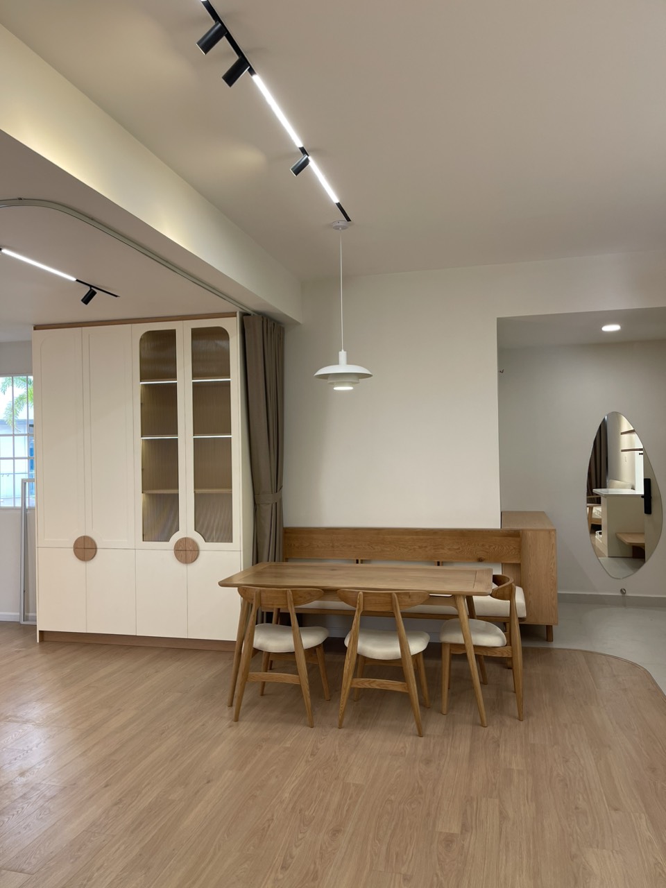 Bàn và tủ phòng khách