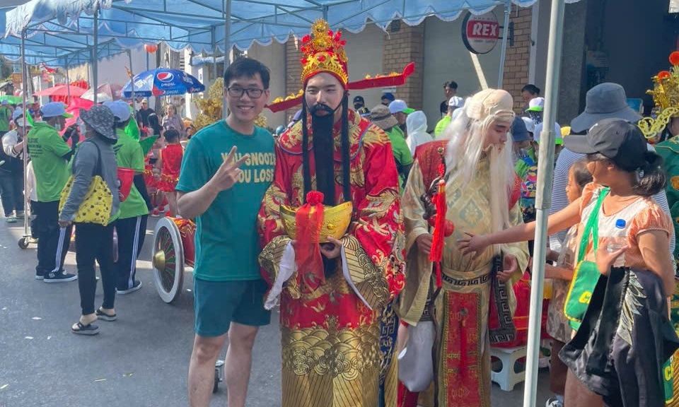 Ảnh du khách chụp cùng các nhân vật hóa trang