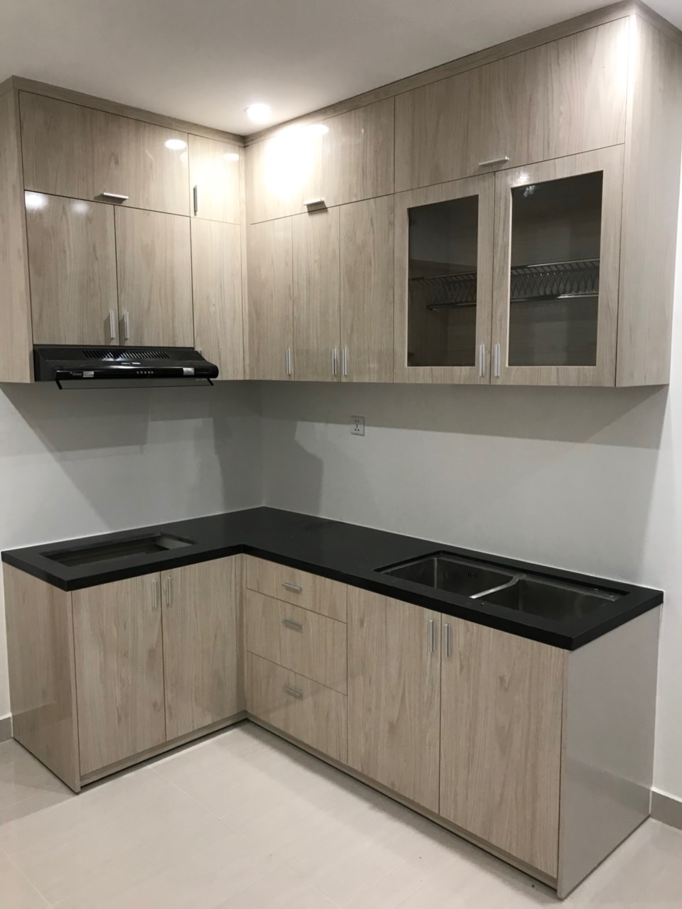 Mẫu bếp chữ L nhỏ gọn cho căn hộ 01