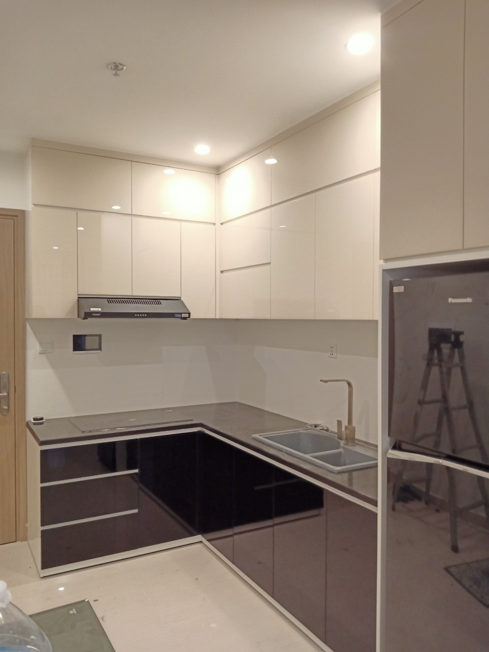 Mẫu bếp chữ L nhỏ gọn cho căn hộ 02