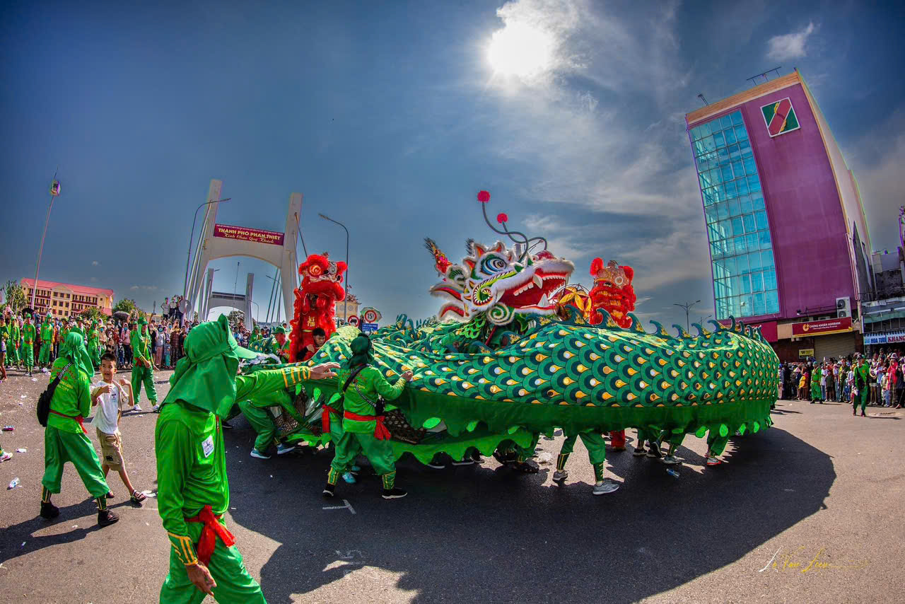 Rồng xanh khổng lồ dài 49m tại lễ hội Nghinh Ông