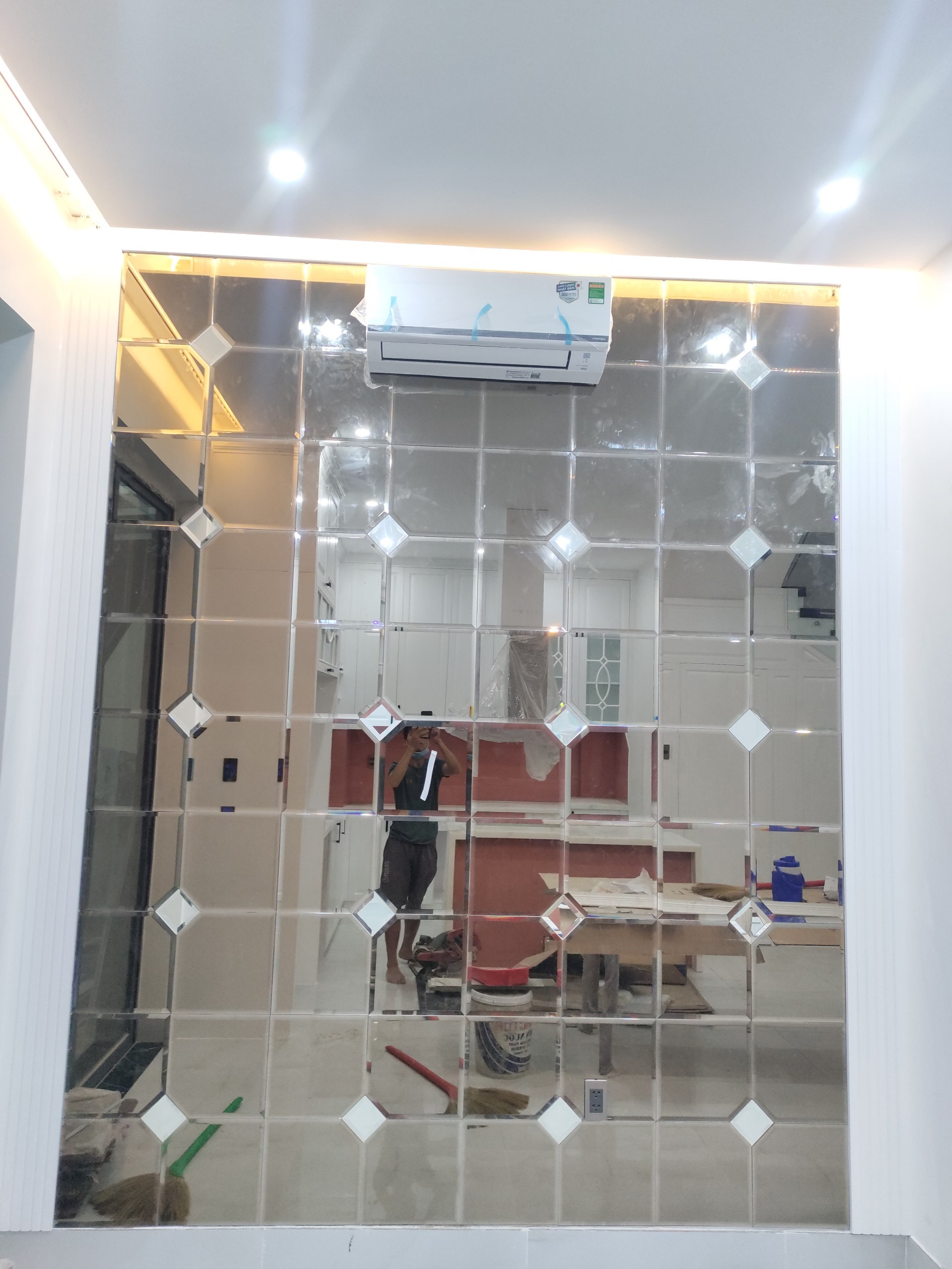 Kính thủy ốp tường đẹp